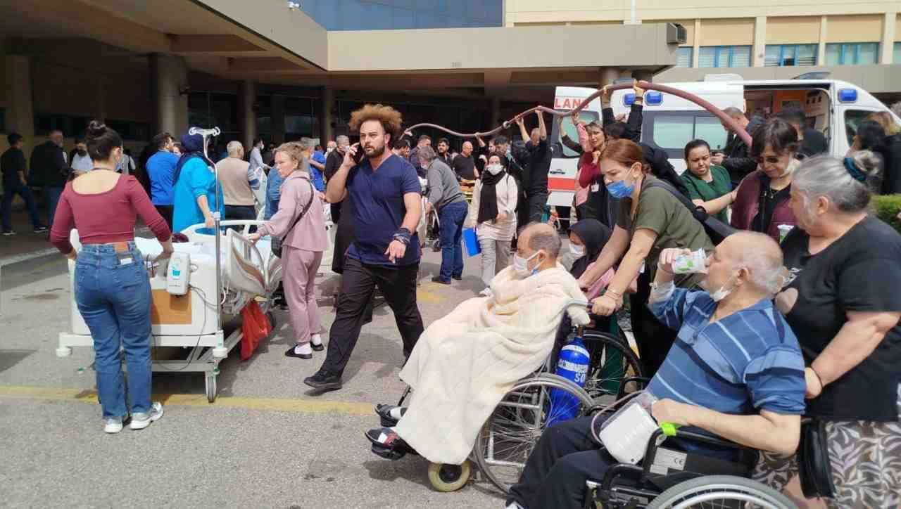 Antalya’da Akdeniz Üniversitesi Hastanesi‘nin acil servisinde çıkan yangın paniğe neden