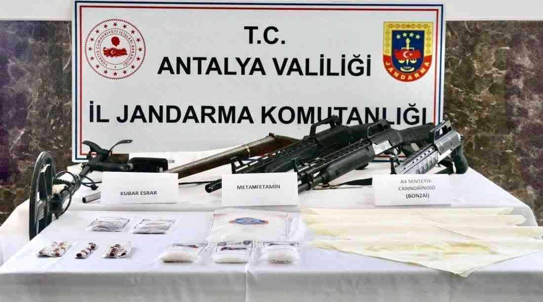 Alanya’da jandarma ekipleri tarafından düzenlenen uyuşturucu operasyonunda, suç örgütüne yönelik
