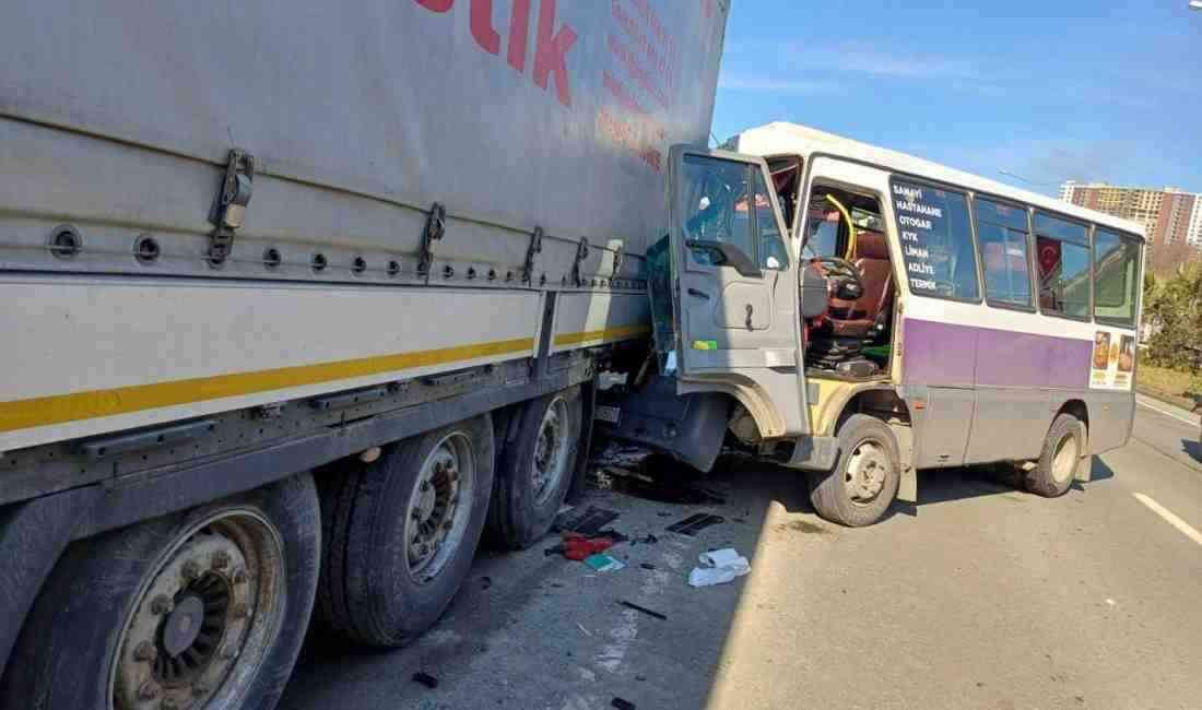 Artvin’in Hopa ilçesinde şehir içi yolcu minibüsünün park halindeki TIR’a