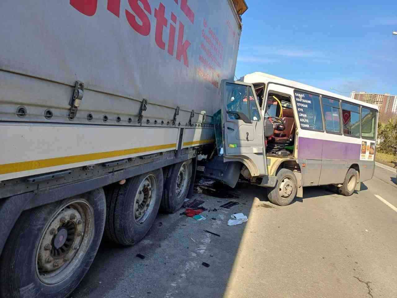 Artvin’in Hopa ilçesinde şehir içi yolcu minibüsünün park halindeki TIR’a