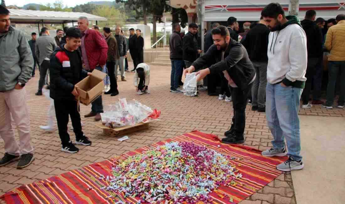 Kumluca’da Çocuklara Bayram Şekeri Dağıtıldı Antalya’nın Kumluca ilçesine bağlı Ortaköy