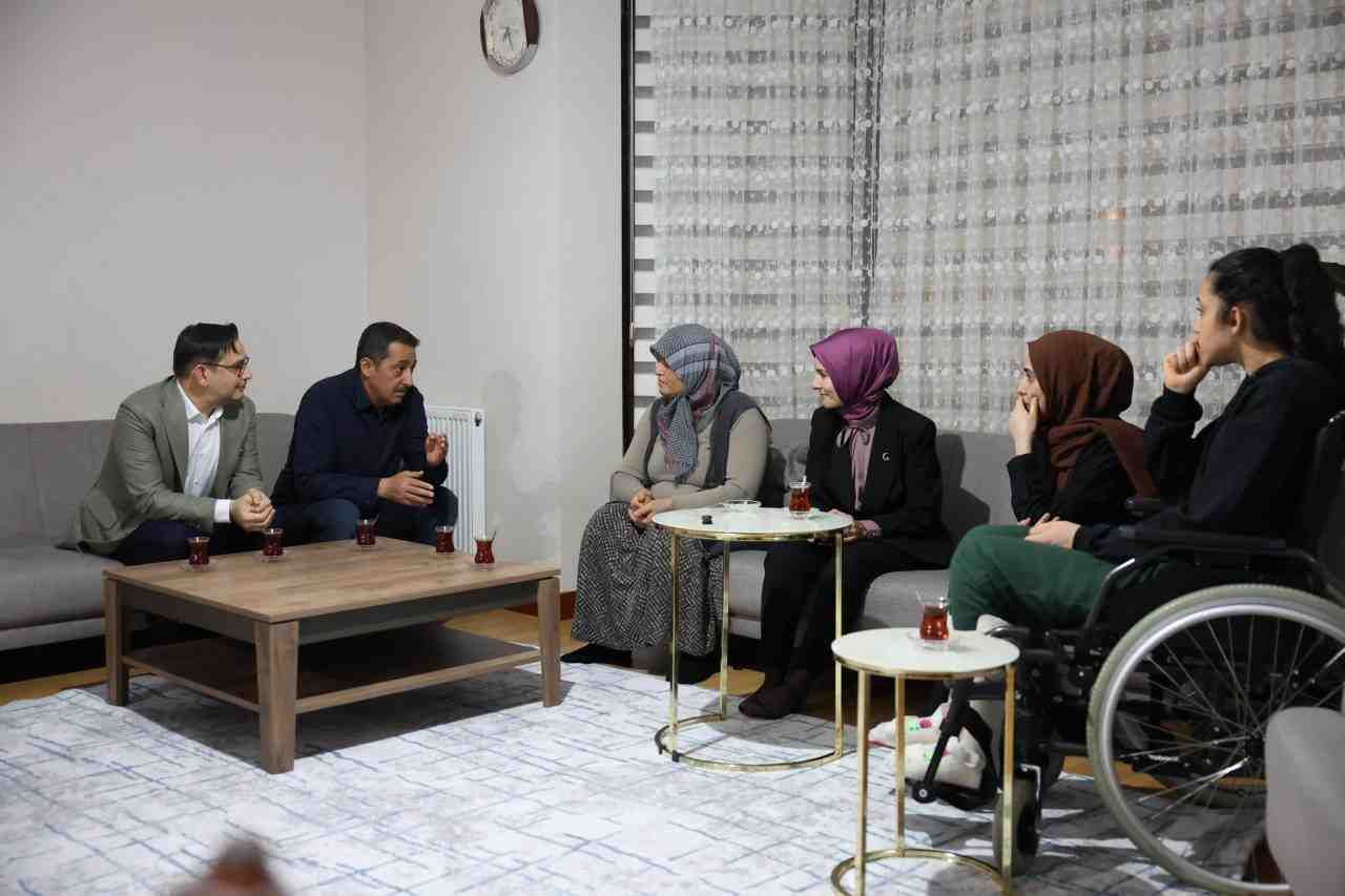 Aile ve Sosyal Hizmetler Bakanı Mahinur Özdemir Göktaş, eşi ve