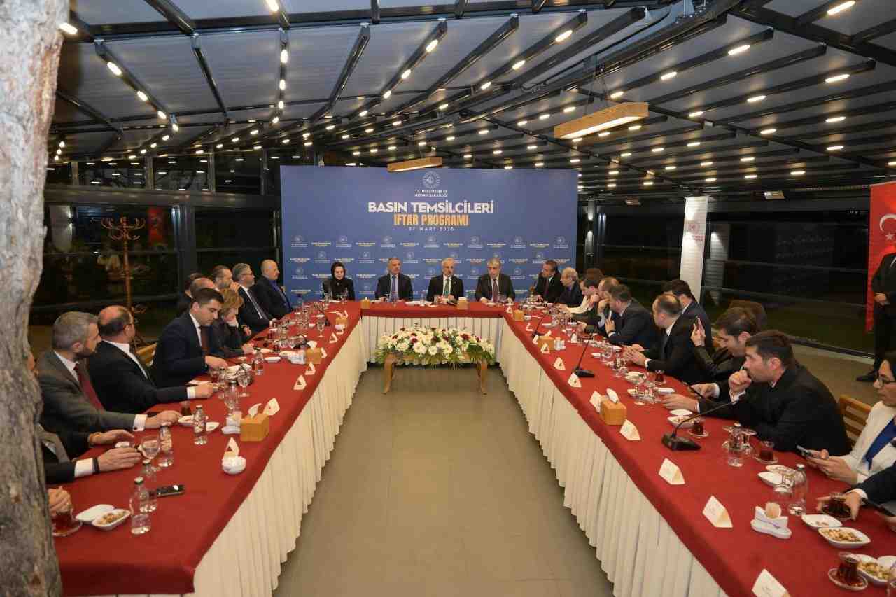 Sosyal Medyaya Yaş Sınırı Geliyor Ulaştırma ve Altyapı Bakanı Abdulkadir
