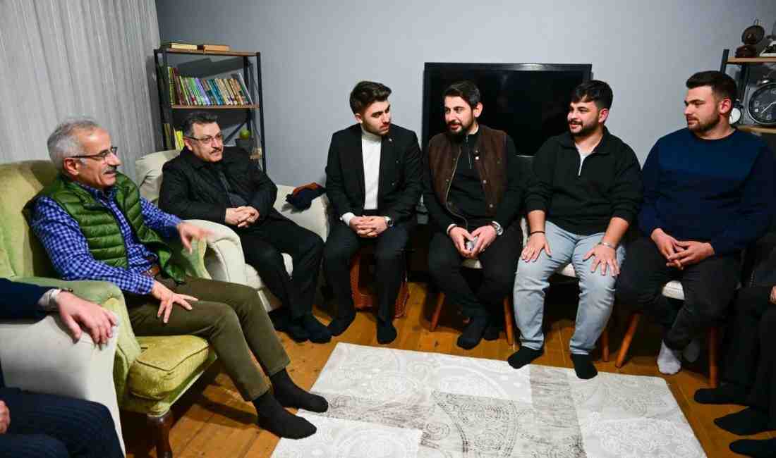 Bakan Uraloğlu Trabzon’da Üniversite Öğrencileriyle Sahur Yaptı “Bu Sofralar, Gönüllerin Buluştuğu Yerler” Ulaştırma ve Altyapı Bakanı Abdulkadir
