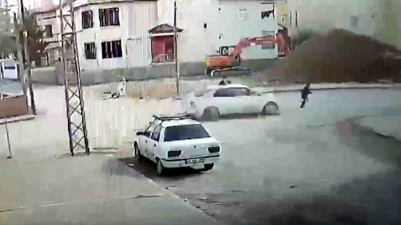 Kahramanmaraş’ın Elbistan ilçesinde ehliyetsiz sürücü Y.D.’nin (17) otomobille çarpması sonucu