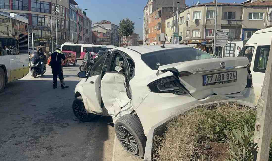 Yalova’da beton mikseriyle çarpışan otomobil, savrularak aydınlatma direği ve refüje