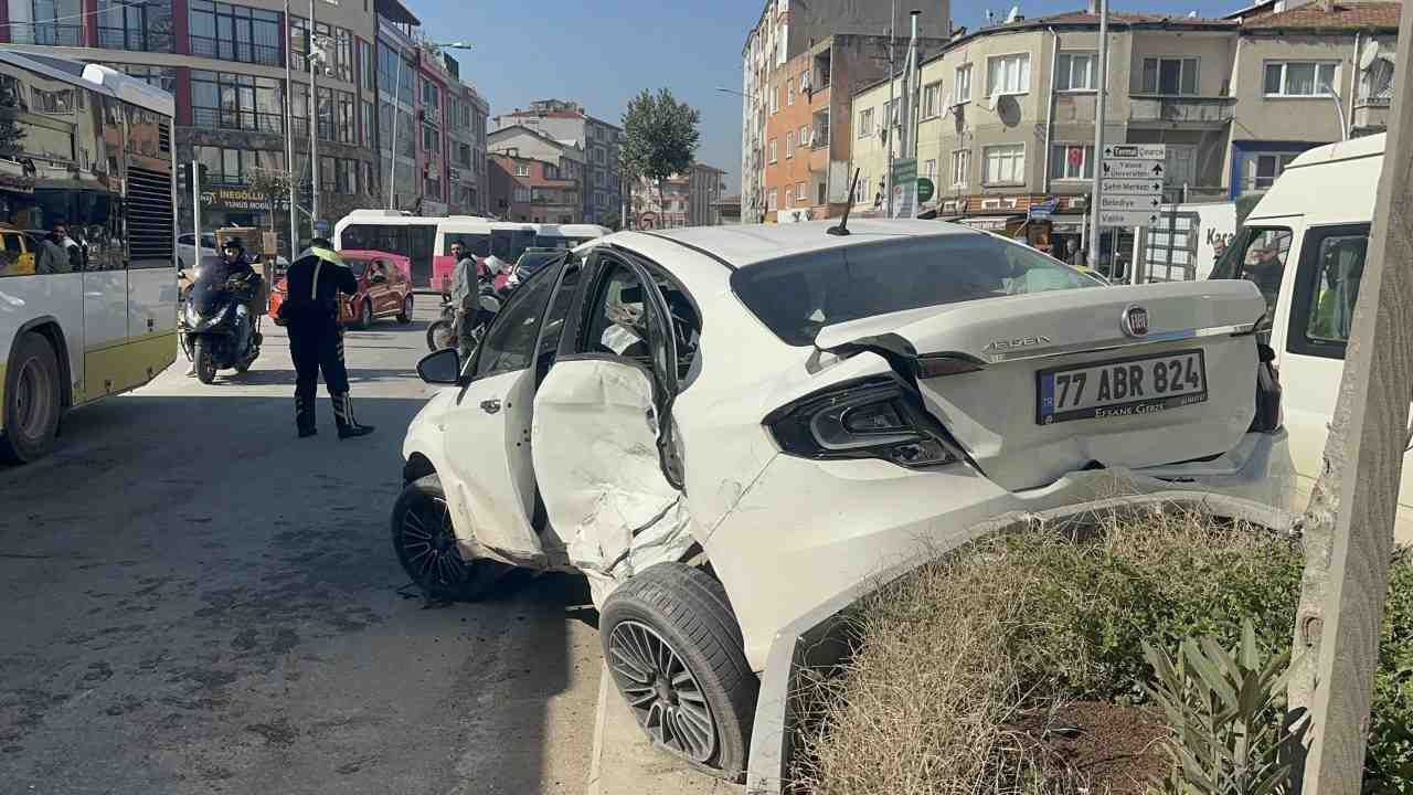Yalova’da beton mikseriyle çarpışan otomobil, savrularak aydınlatma direği ve refüje