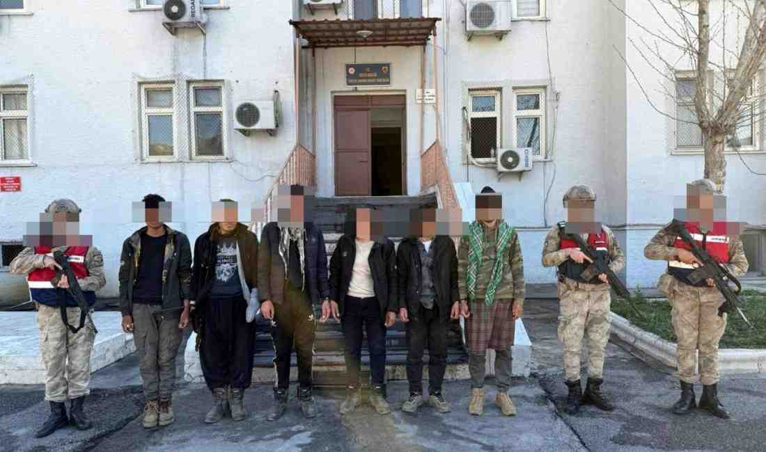 Bitlis’te Jandarmadan Kaçak Göçmen Operasyonu: 10 Göçmen ve 2 Organizatör Yakalandı Kaçak Göçmenler Kırsalda Yakalandı Bitlis’te İl Jandarma Komutanlığı ekipleri, kaçak