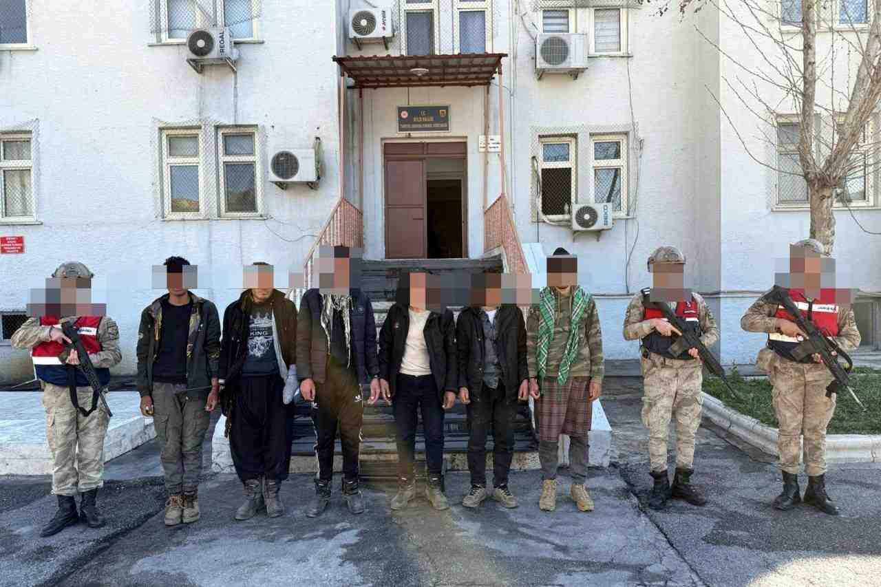 Kaçak Göçmenler Kırsalda Yakalandı Bitlis’te İl Jandarma Komutanlığı ekipleri, kaçak