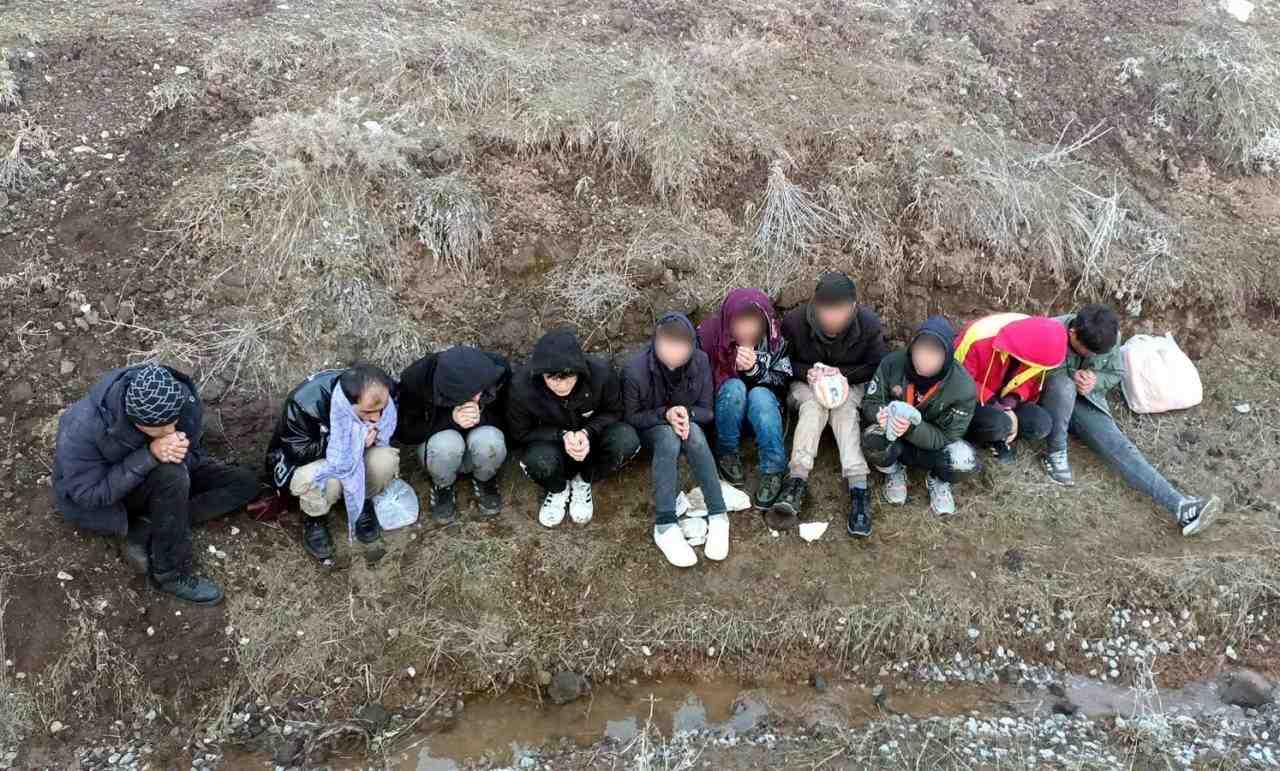 Bitlis’te jandarma ekiplerinin gerçekleştirdiği operasyonlarda, 6’sı Afganistan, 4’ü Bangladeş uyruklu