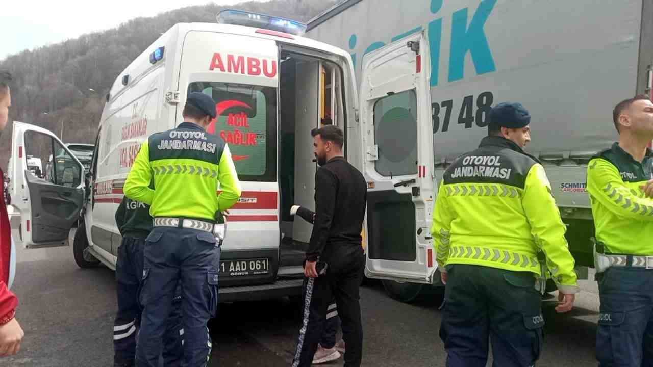 Bolu’da Anadolu Otoyolu üzerinde meydana gelen trafik kazasında iki otomobil