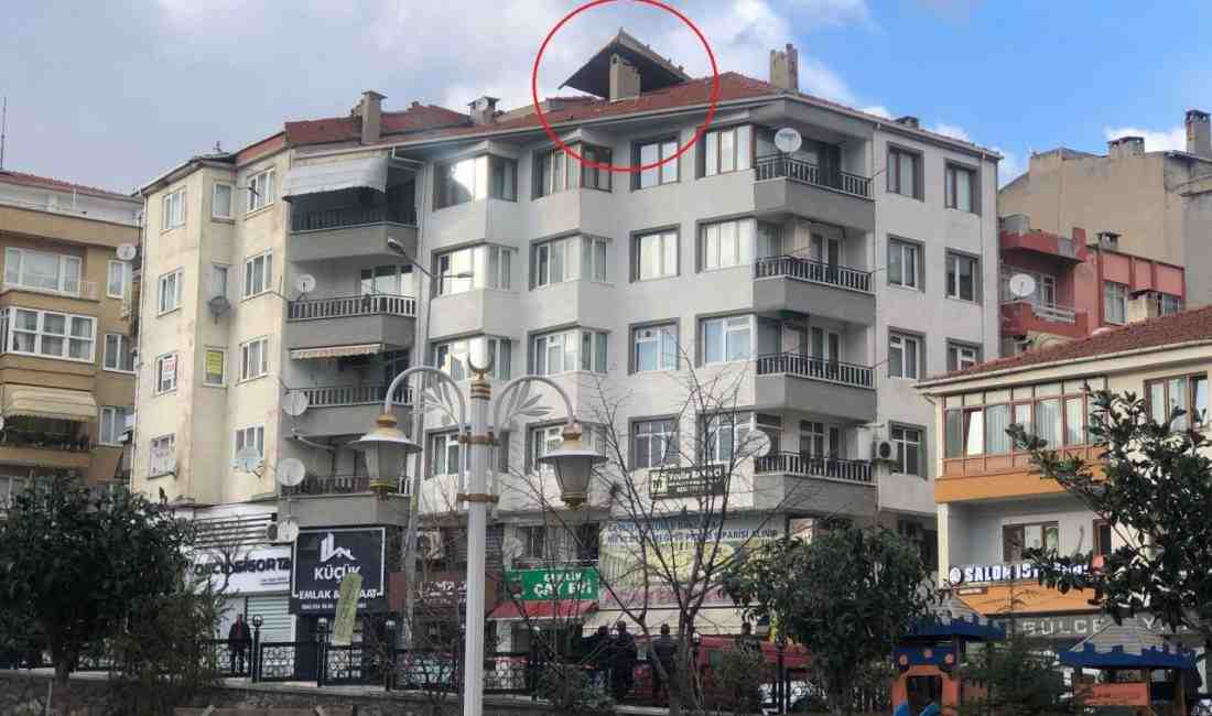 Bursa’nın Gemlik ilçesinde etkili olan şiddetli rüzgar, bir binanın çatısını