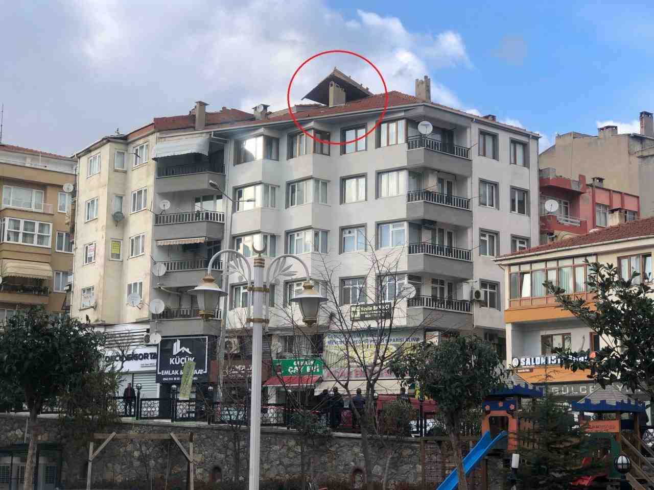 Bursa’nın Gemlik ilçesinde etkili olan şiddetli rüzgar, bir binanın çatısını