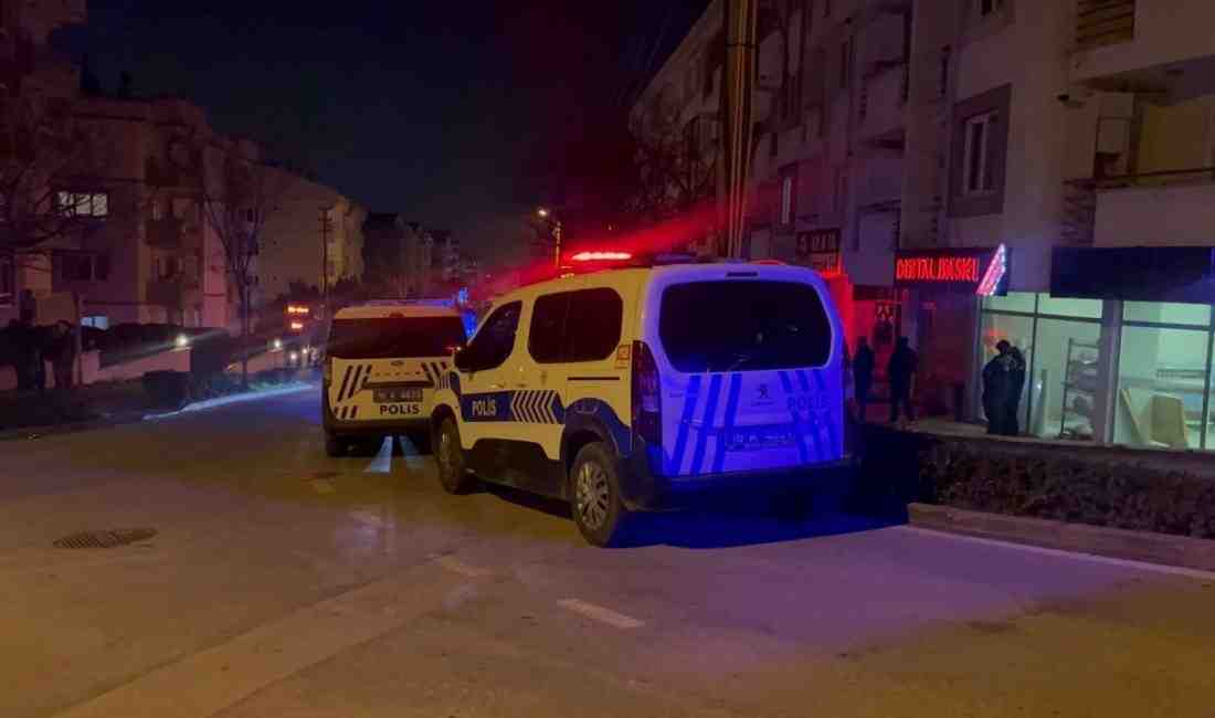 Bursa’da Silahlı Saldırı: Kaldırımda Yürürken Vuruldu! Bursa’nın Nilüfer ilçesinde, husumetlisi B.B.’nin silahlı saldırısına uğrayan Kamil Sefa