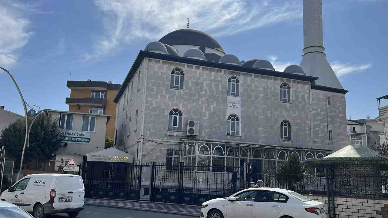 Kocaeli’nin Darıca ilçesindeki Ensar Camisi’nin tuvaletinde, 40 yaşındaki A.L. silahla