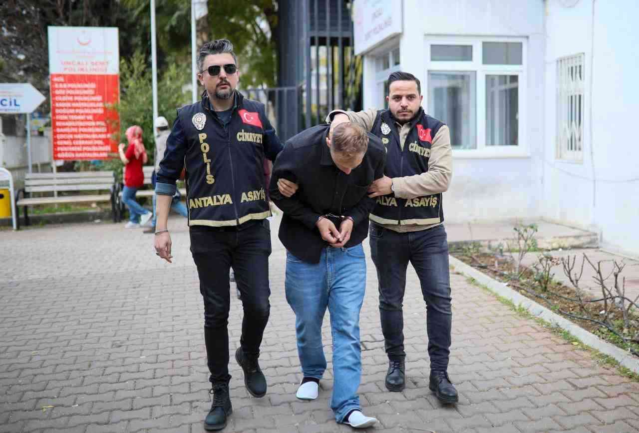 Konyaaltı ilçesinde babası Süleyman Akyol’u (65) 5 bıçak darbesiyle öldürdüğü