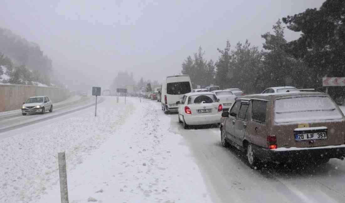 Sabah saatlerinde başlayan kar yağışı, yüksek kesimlerde ve Denizli-Antalya kara