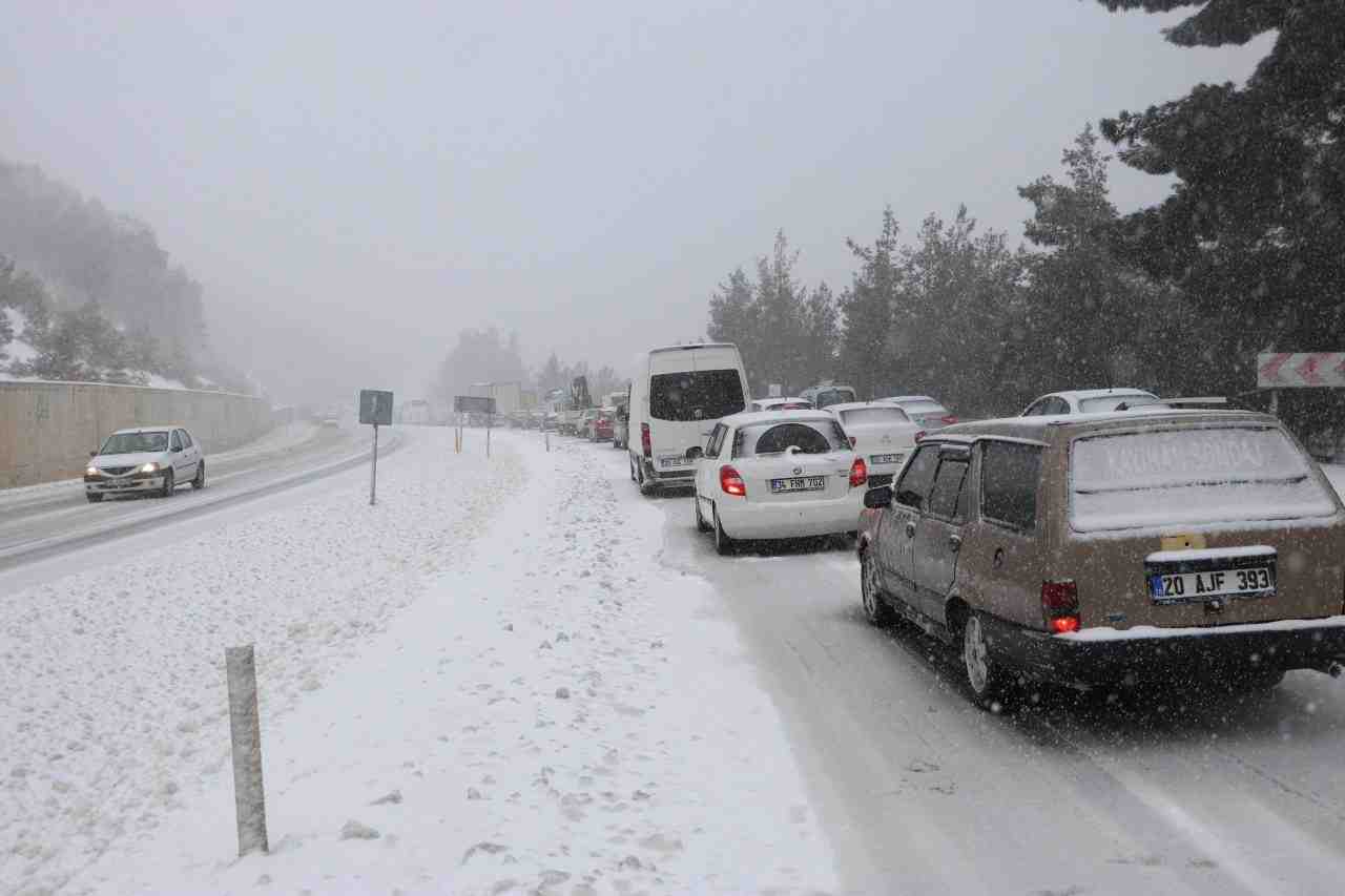 Sabah saatlerinde başlayan kar yağışı, yüksek kesimlerde ve Denizli-Antalya kara