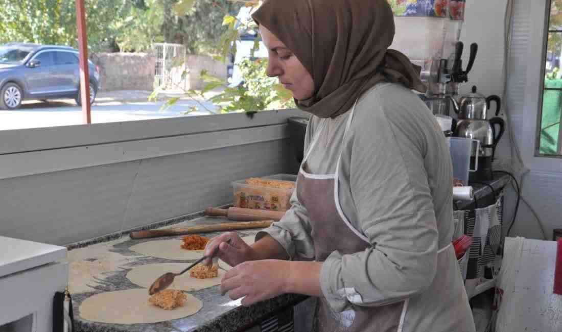 Konteynerde Açtığı Dükkanla Ailesine Destek Oluyor Gaziantep’in İslahiye ilçesinde yaşayan