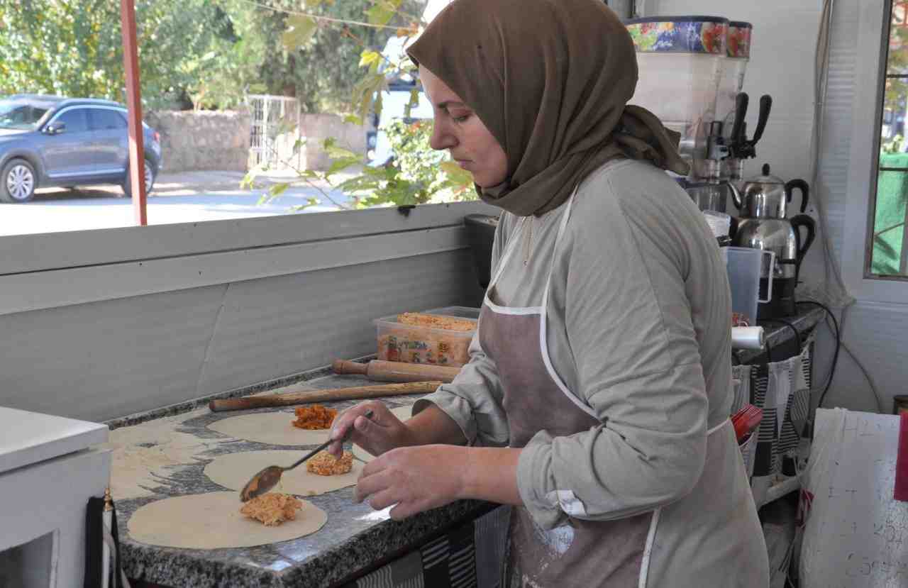 Konteynerde Açtığı Dükkanla Ailesine Destek Oluyor Gaziantep’in İslahiye ilçesinde yaşayan