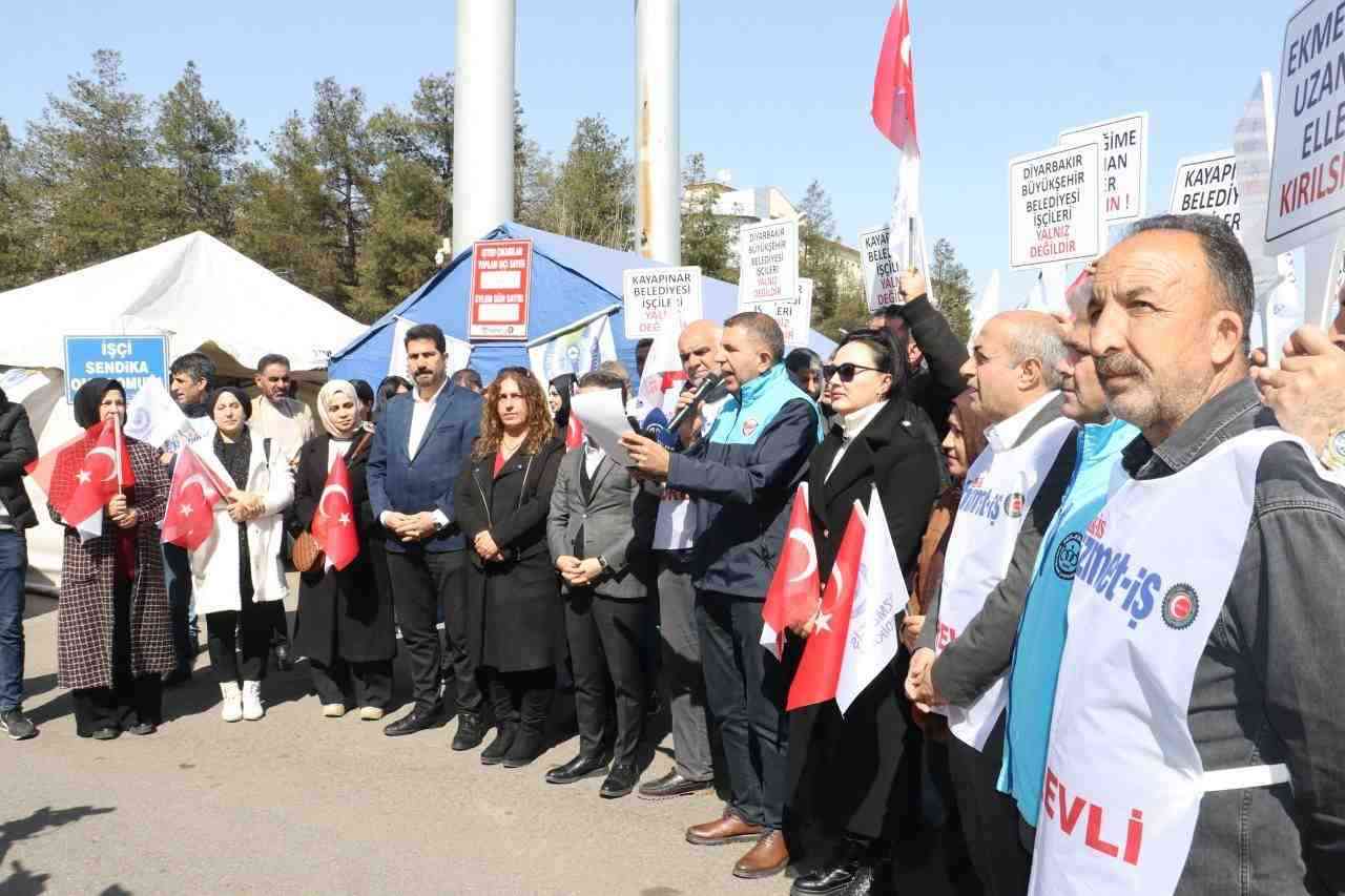 Diyarbakır’da, DEM Parti yönetimindeki belediyeler tarafından işten çıkarılan işçilerin, Büyükşehir