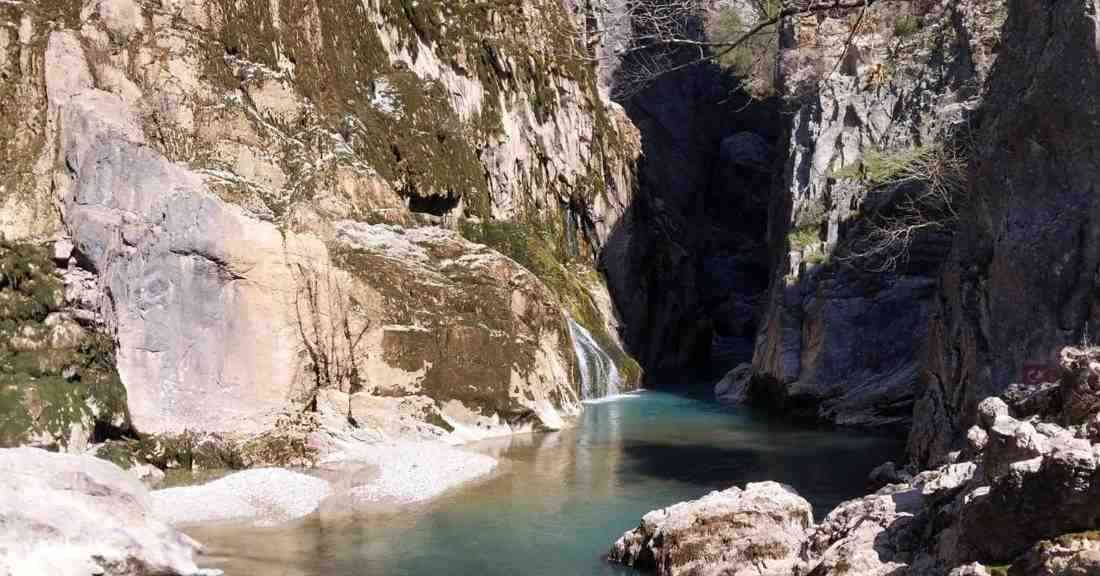 Antalya’nın Gündoğmuş ilçesinde yer alan doğa harikası Uçansu Şelalesi, bu