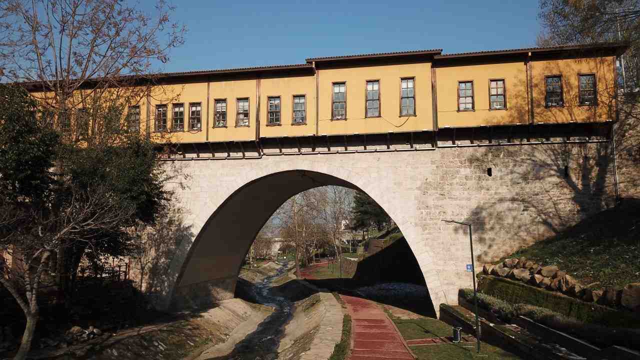 Osmanlı’dan Günümüze Direnen Tarihi Köprü, Sanat ve Kültürün Merkezi Haline