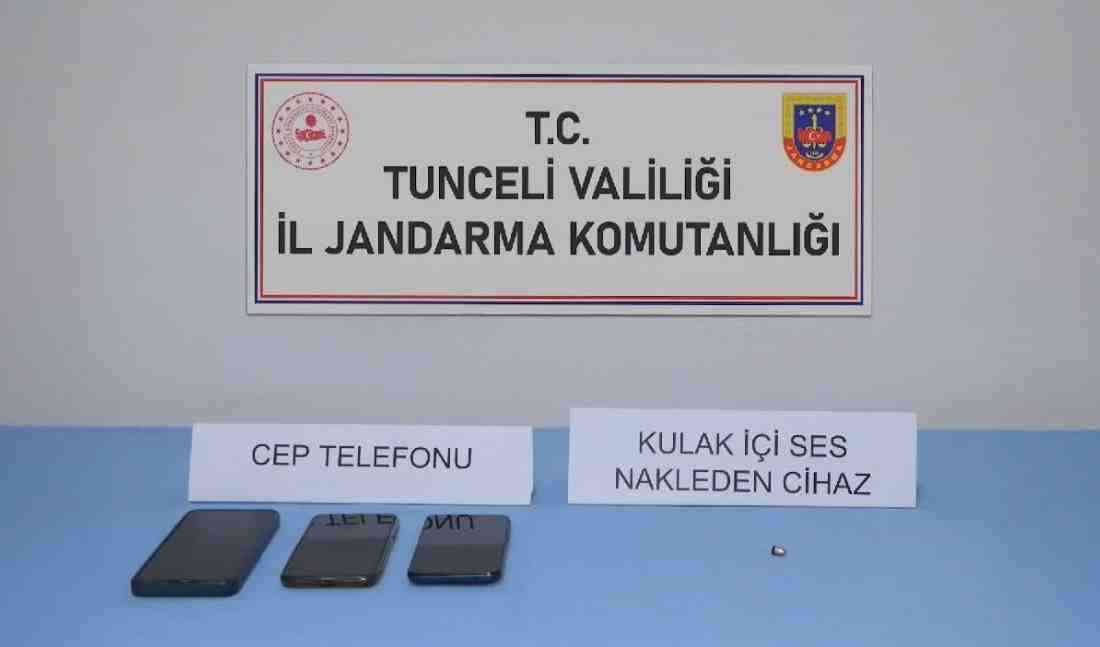 Tunceli’de ehliyet sınavında kopya çekmeye çalışan sürücü adayı ve ona