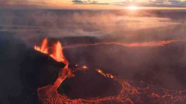 Endonezya’nın Doğu Flores bölgesinde bulunan Lewotobi Laki-Laki Yanardağı büyük bir