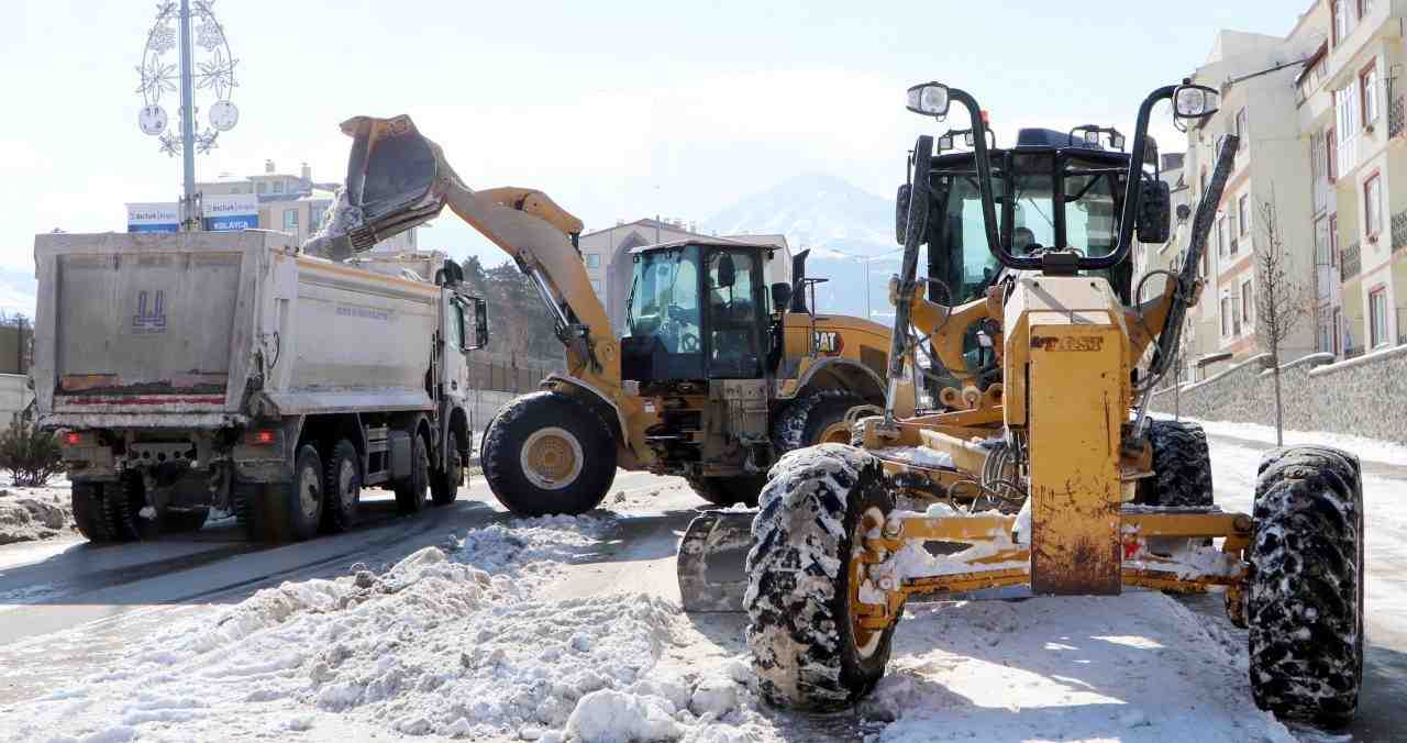 Erzurum’da etkili olan kar yağışının ardından Büyükşehir Belediyesi ve merkez