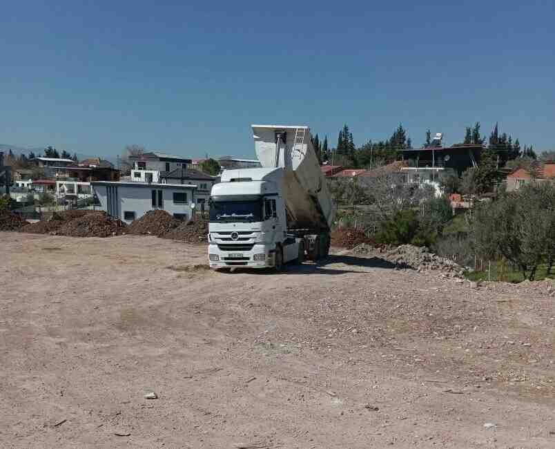 İzmir Büyükşehir Belediyesi ekipleri, Gaziemir’deki eski kurşun fabrikasına ait atıkların