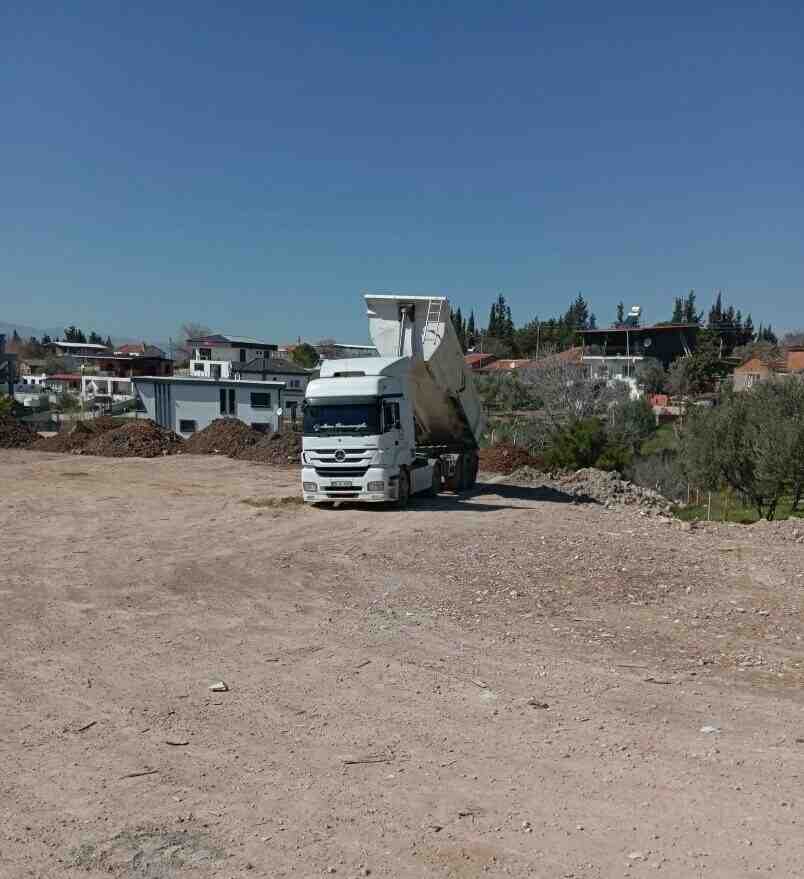 İzmir Büyükşehir Belediyesi ekipleri, Gaziemir’deki eski kurşun fabrikasına ait atıkların