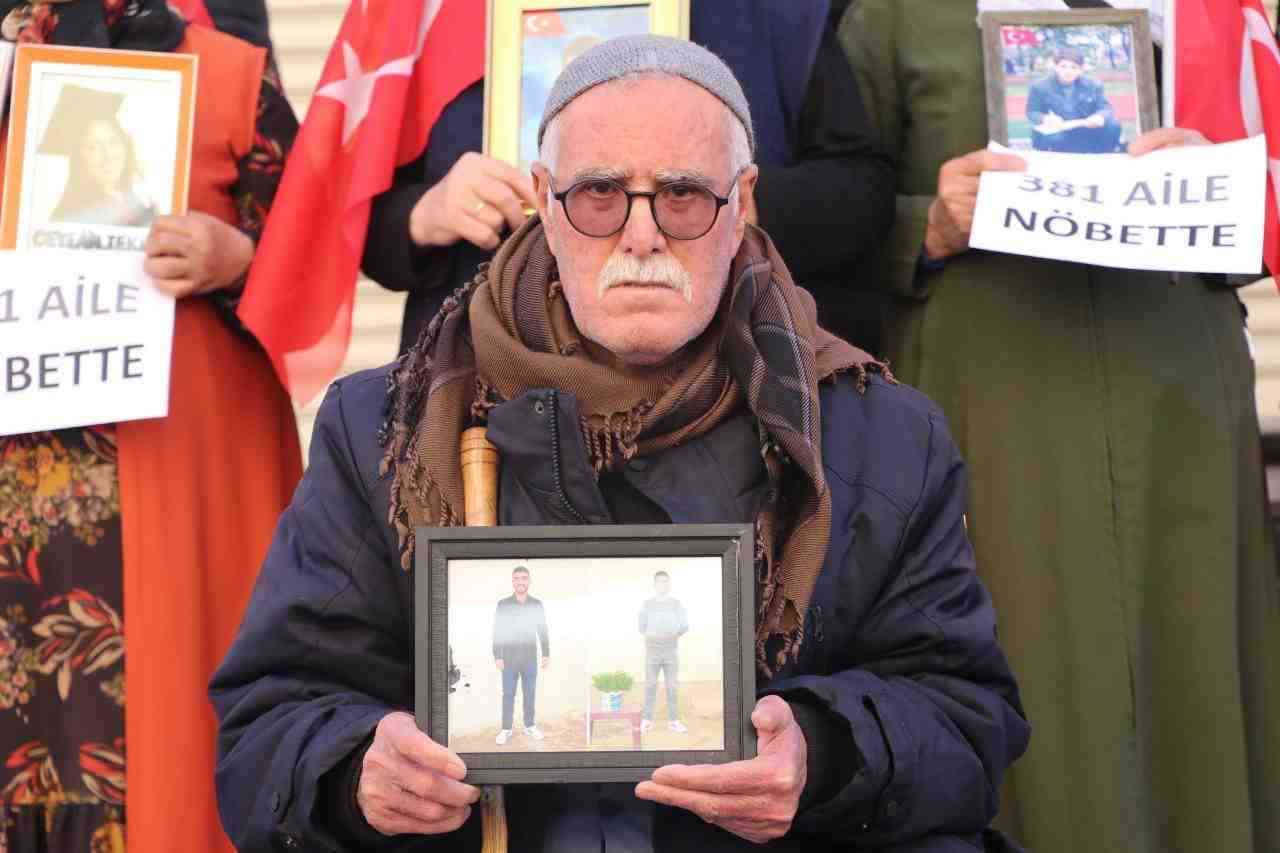 Diyarbakır’da HDP İl Başkanlığı önünde evlat nöbeti tutan ailelerin sayısı,