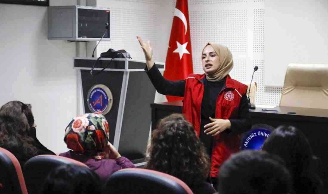 Antalya’da yaşayan Hilal Han (27), çocukken işitme engelli halası Fatma