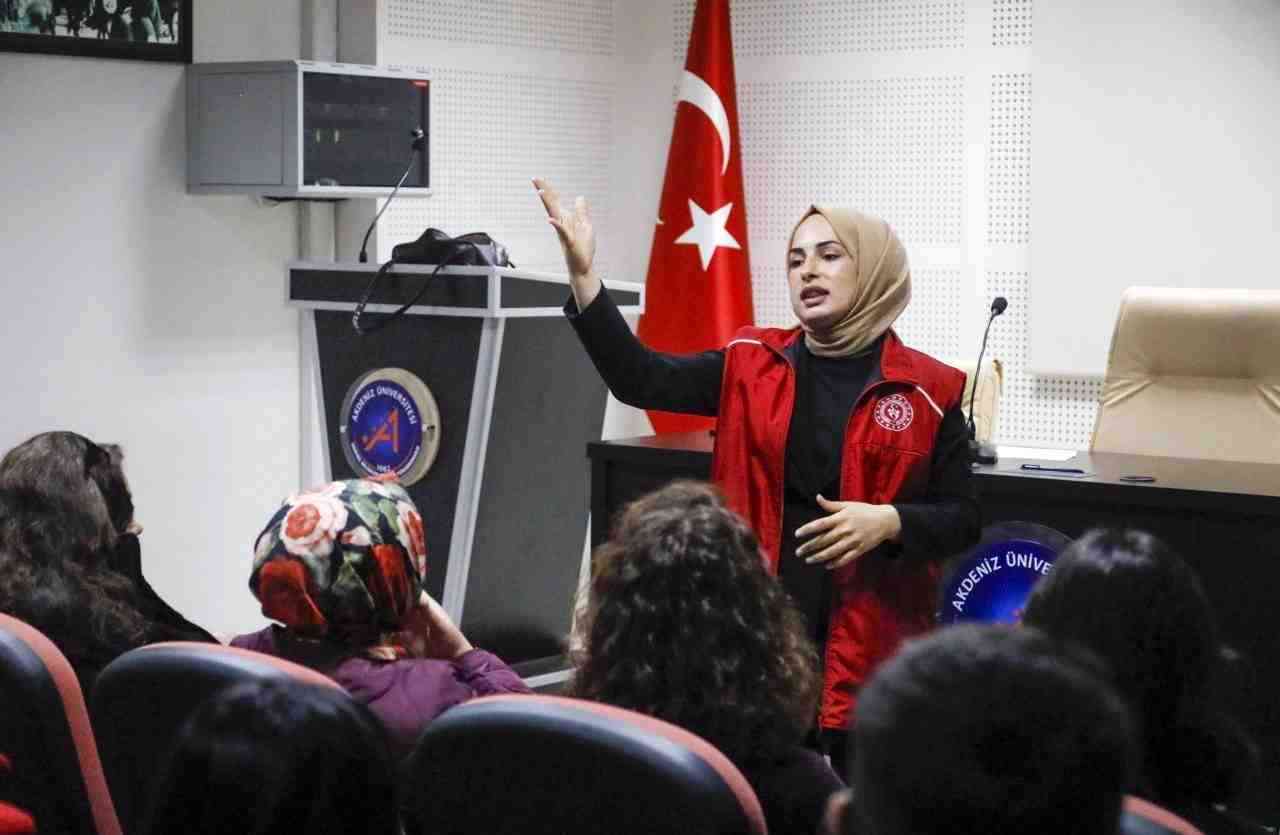 Antalya’da yaşayan Hilal Han (27), çocukken işitme engelli halası Fatma