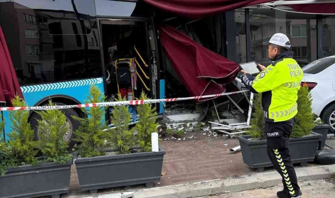 Antalya’nın Muratpaşa ilçesinde halk otobüsü, park halindeki araçlara çarparak bir