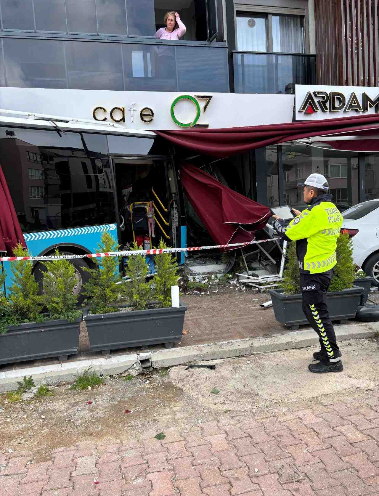 Antalya’nın Muratpaşa ilçesinde halk otobüsü, park halindeki araçlara çarparak bir