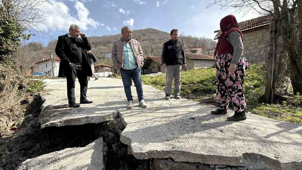 Bartın’ın Hasankadı beldesinde meydana gelen heyelan, mahallede büyük tedirginlik yarattı.