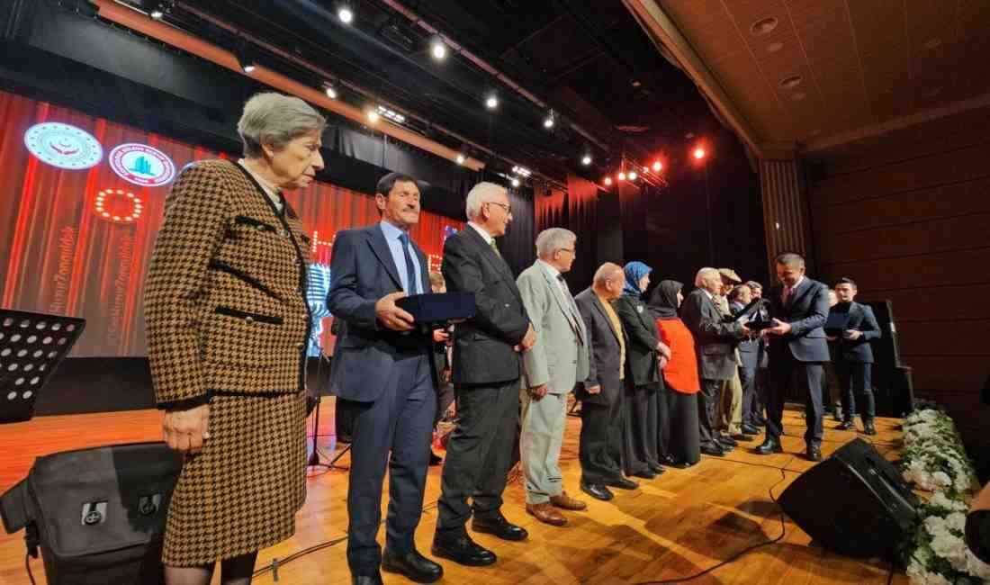 Zonguldak’ta huzurevlerinde kalan yaşlılar, ‘Aile Yılı’ etkinlikleri kapsamında müzik eğitimi