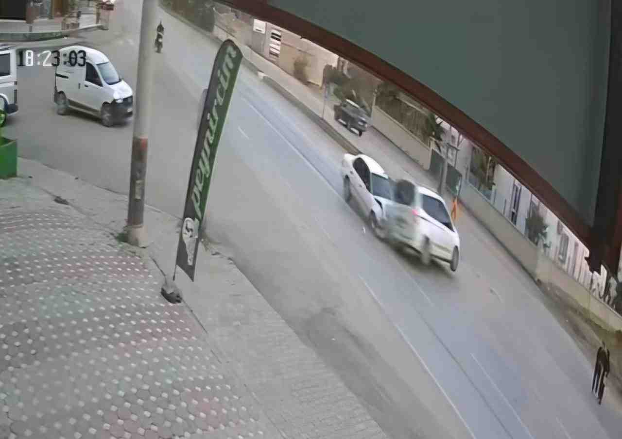 Adana’nın Kozan ilçesinde iki otomobilin çarpıştığı kazada 2 kişi yaralandı.