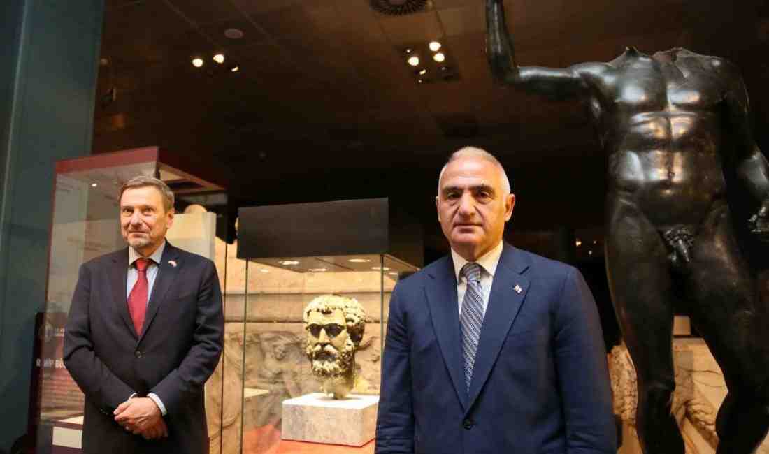 İmparator Septimius Severus heykeli, başına kavuştu Roma İmparatoru Septimius Severus’un Heykel Başı Antalya Müzesi’nde Sergilenmeye Başladı