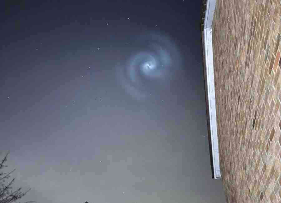 İngiltere’de gökyüzünde görülen spiral şeklindeki gizemli yapı, sosyal medyada büyük