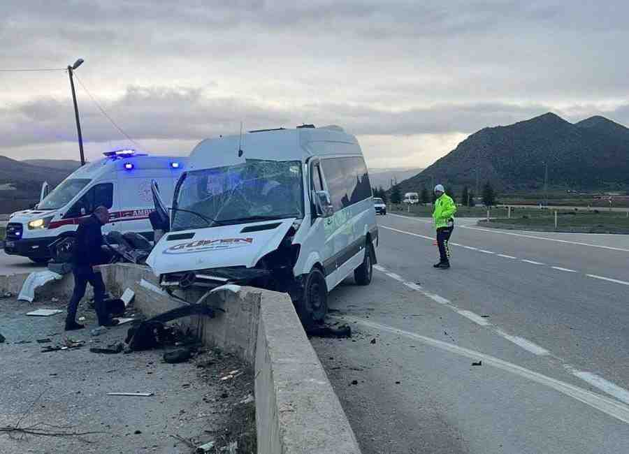 Tokat’ta İşçi Servisi Kaza Yaptı: 21 Yaralı Minibüs Beton Bariyere Çarptı Tokat’ın Turhal ilçesinde tekstil işçilerini taşıyan