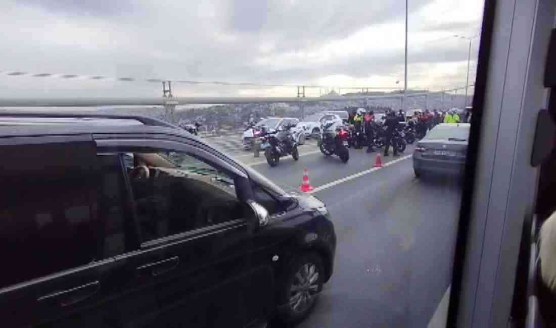 İstanbul’da 15 Temmuz Şehitler Köprüsü’nde motosikletli polis ekibi kaza yaptı.