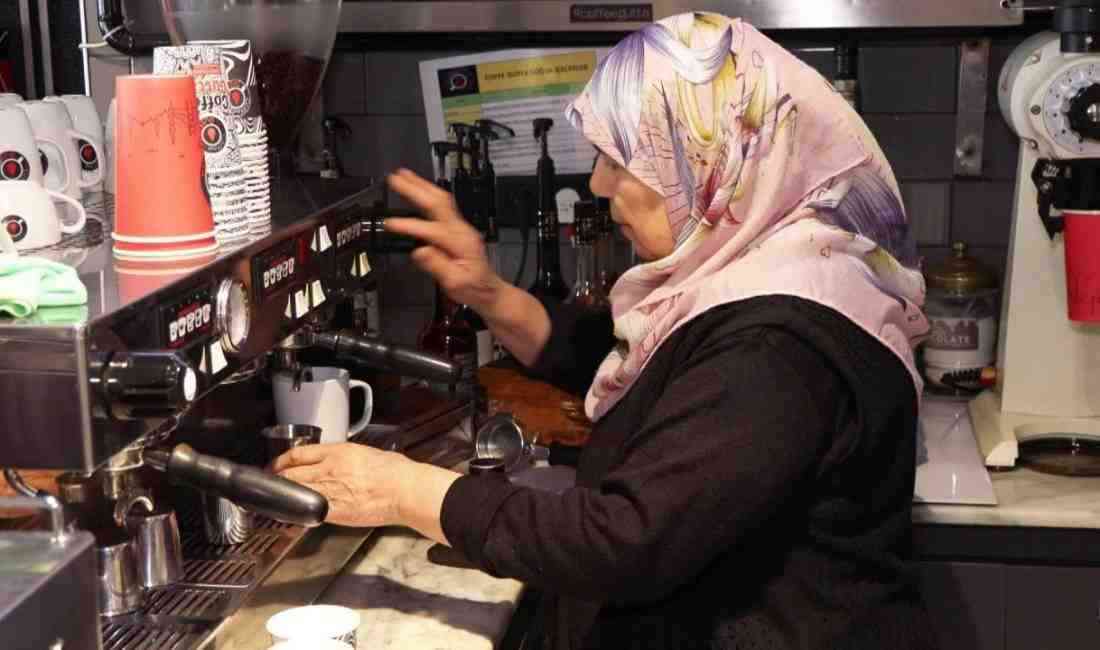 İstanbul Fatih’te, kızının kahve dükkânında vakit geçirmek ve ona destek