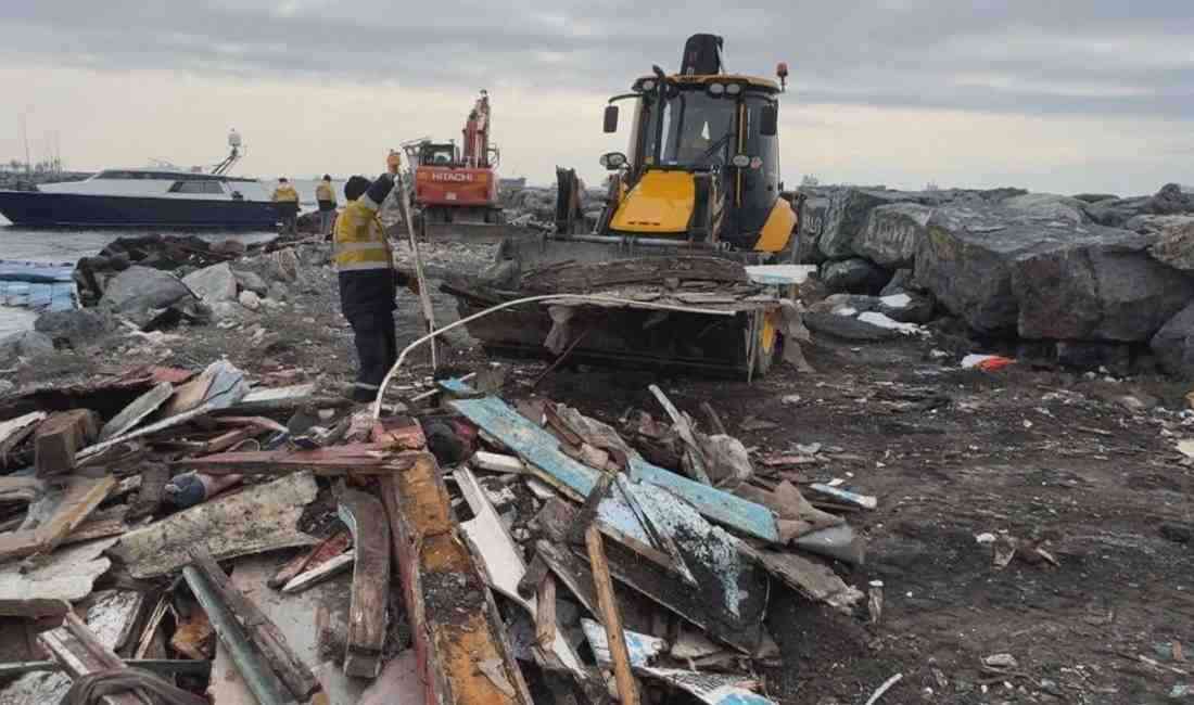 İstanbul Valiliği’nin talimatıyla oluşturulan komisyon, Avcılar Sahili’ndeki batık tekne enkazlarını