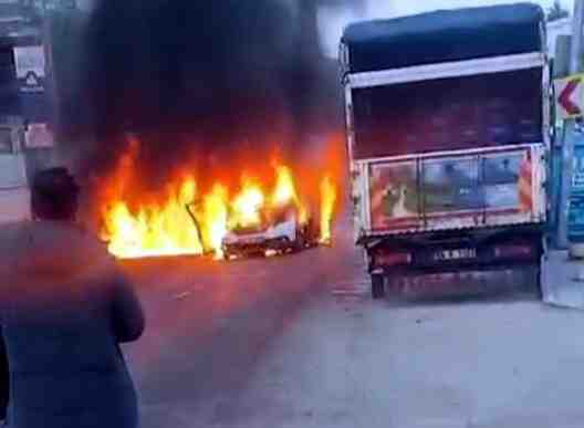 İstanbul Avcılar’da seyir halindeyken alev alan bir otomobil, sürücüsünün müdahalesine