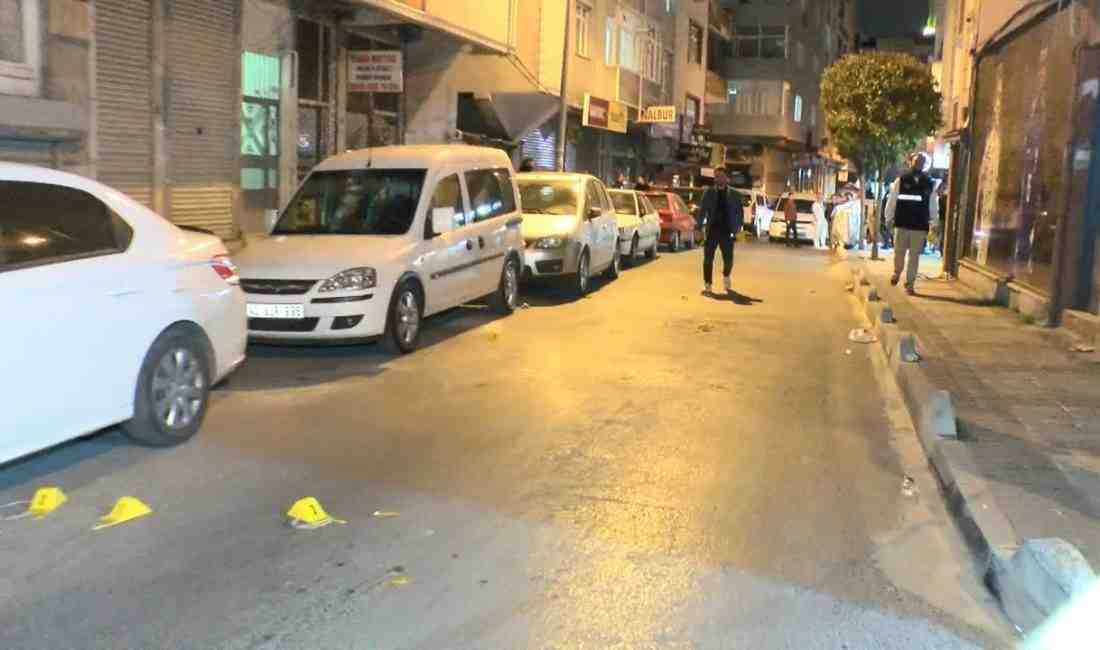 Bağcılar’da Silahlı Saldırı: 1 Ölü, 1 Yaralı İstanbul Bağcılar’da motosikletle gelen kimliği belirsiz iki kişi, sokakta bulunan