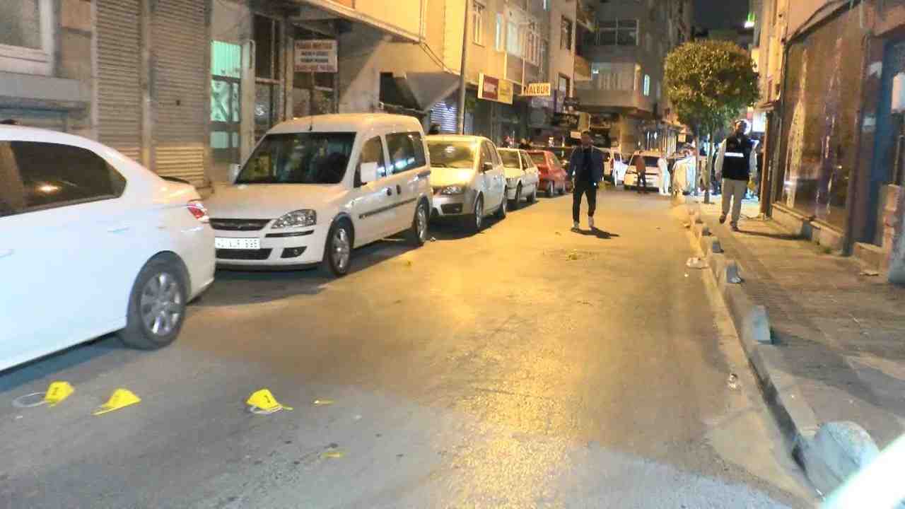 İstanbul Bağcılar’da motosikletle gelen kimliği belirsiz iki kişi, sokakta bulunan