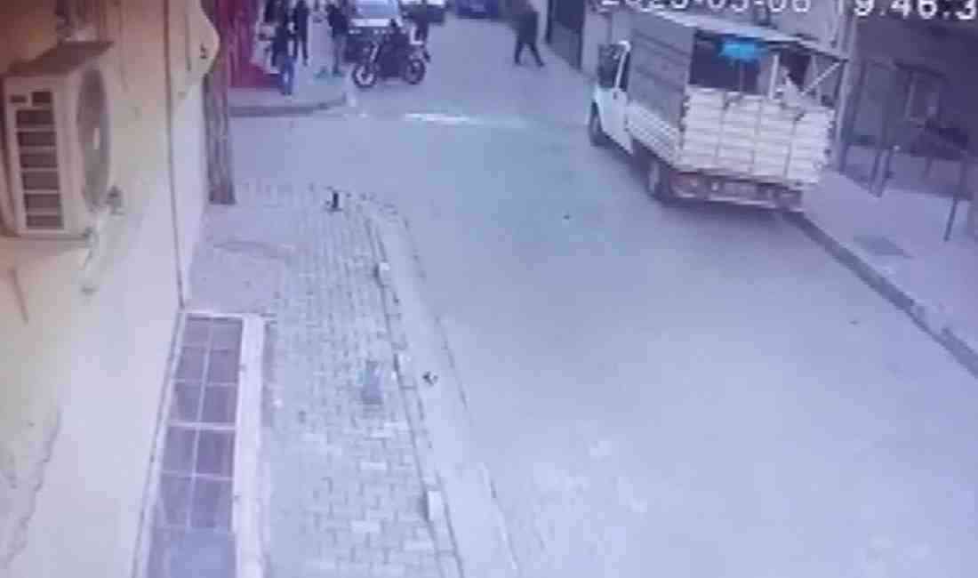 İstanbul Bahçelievler Zafer Mahallesi’nde, kaldırımda bekleyen 3 kişiye yönelik silahlı